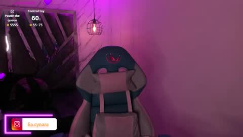 Snapshot of queen_perla_ chatting on 10.04.25 online show from 10.04.25