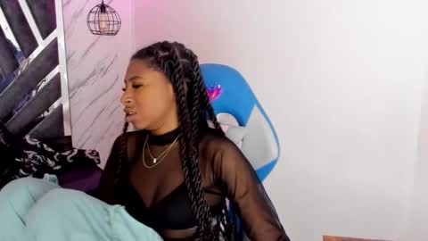 Snapshot of queen_perla_ chatting on 10.24.25 online show from 10.24.25