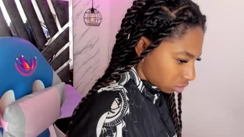 Snapshot of queen_perla_ chatting on 10.25.25 online show from 10.25.25