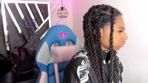 Snapshot of queen_perla_ chatting on 10.26.25 online show from 10.26.25