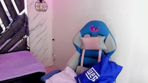 Snapshot of queen_perla_ chatting on 10.29.25 online show from 10.29.25