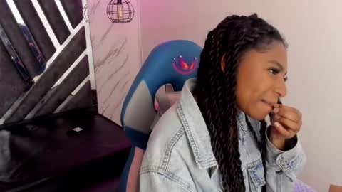 Snapshot of queen_perla_ chatting on 10.30.25 online show from 10.30.25