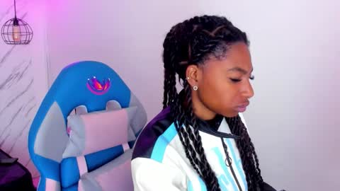 Snapshot of queen_perla_ chatting on 11.03.25 online show from 11.03.25