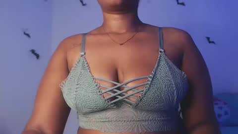 Snapshot of queenalya_ chatting on 11.08.25 Ahlya online show from 11.08.25