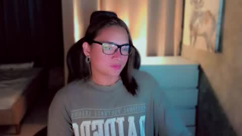 Snapshot of queenarthalia chatting on 11.17.25 ARTHA online show from 11.17.25