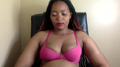 Snapshot of queenbebony2 chatting on 12.12.24 Queenbebony2 online show from 12.12.24