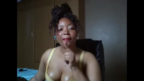 Snapshot of queenbebony2 chatting on 05.12.26 Queenbebony2 online show from 05.12.26