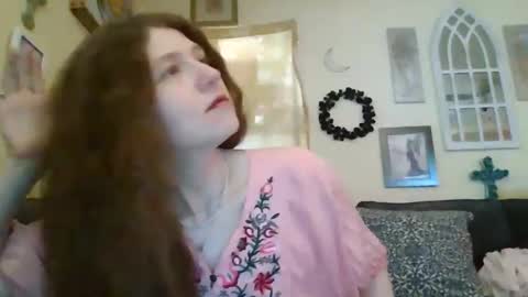Snapshot of queencrimsonlvx chatting on 04.18.26 queencrimsonlvx online show from 04.18.26