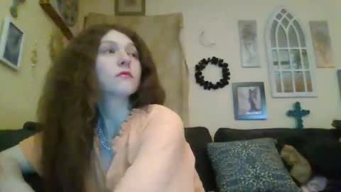 Snapshot of queencrimsonlvx chatting on 04.22.26 queencrimsonlvx online show from 04.22.26