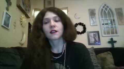 Snapshot of queencrimsonlvx chatting on 05.03.26 queencrimsonlvx online show from 05.03.26