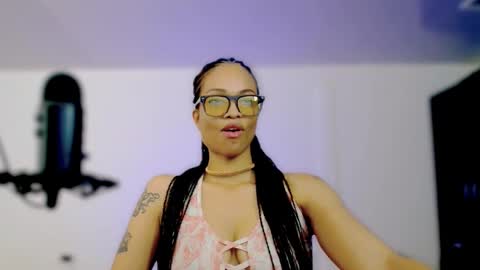 Snapshot of queendom_ing chatting on 10.04.25 Sweet Goddess online show from 10.04.25