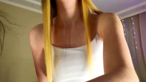 Snapshot of queenelia chatting on 09.25.25 Nelly INSTA queenelia online show from 09.25.25