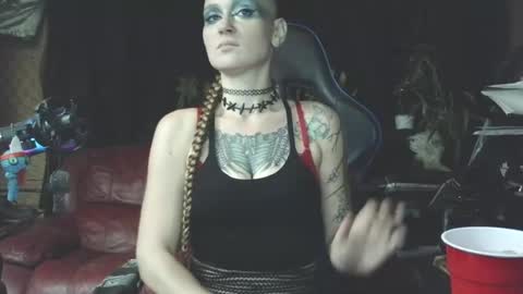 Snapshot of queenfrostbitten chatting on 09.17.25 Queen Frostbitten online show from 09.17.25