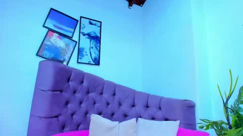 Snapshot of queengrett chatting on 09.23.25 Queen online show from 09.23.25