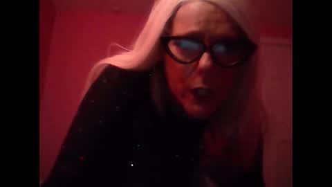 Snapshot of queenmayhem_ chatting on 09.16.25 Queenmayhem online show from 09.16.25