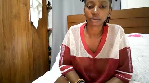 Snapshot of queenmom chatting on 06.05.26 queenmom online show from 06.05.26