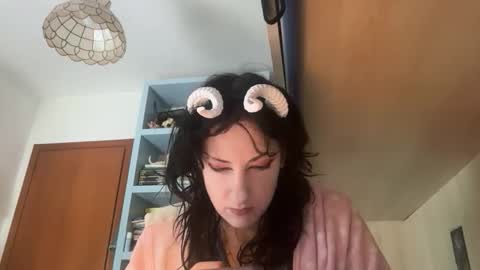 queenselket online show from 04.10.26