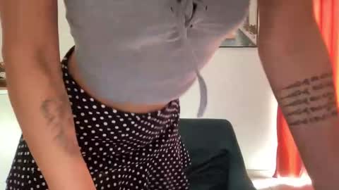 Snapshot of quinnyelena chatting on 10.20.25 Quinnyelena online show from 10.20.25