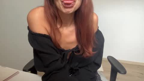 Snapshot of quinnyelena chatting on 10.29.25 Quinnyelena online show from 10.29.25