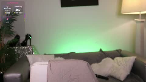 Nova Hollis online show from 11.23.25