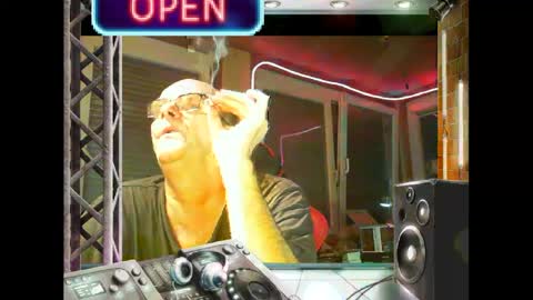 Snapshot of r_2d2_ chatting on 01.13.25 dj mike online show from 01.13.25