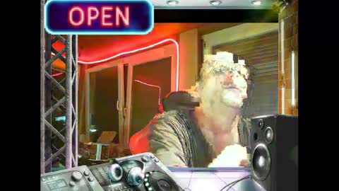 Snapshot of r_2d2_ chatting on 01.19.25 dj mike online show from 01.19.25