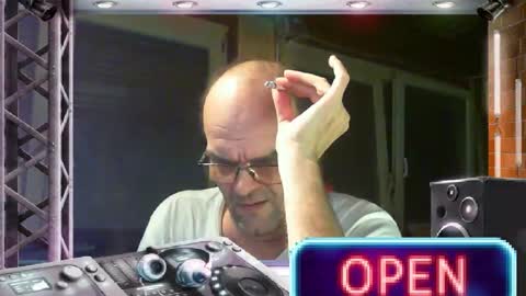 Snapshot of r_2d2_ chatting on 02.02.25 dj mike online show from 02.02.25