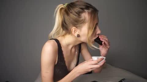 Snapshot of radioskvirt chatting on 09.28.25 Sara online show from 09.28.25