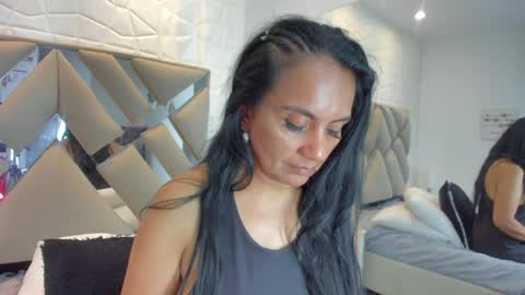 Raquel Moore  online show from 01.27.25