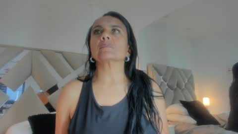 Raquel Moore  online show from 01.30.25