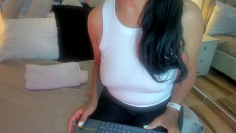 Raquel Moore  online show from 02.02.25