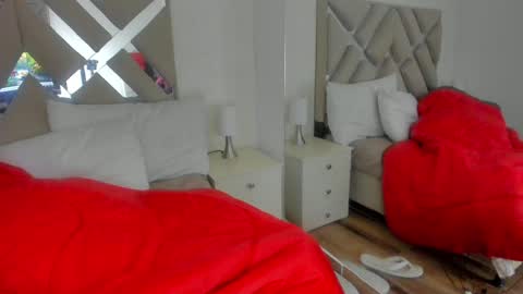 Raquel Moore  online show from 02.04.25