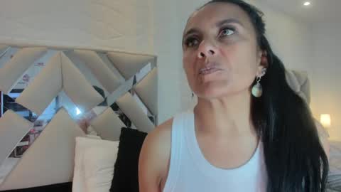 Raquel Moore  online show from 02.09.25