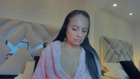 Raquel Moore  online show from 03.12.25