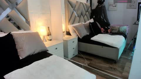 Snapshot of raquel_moore chatting on 10.27.25 Raquel Moore online show from 10.27.25