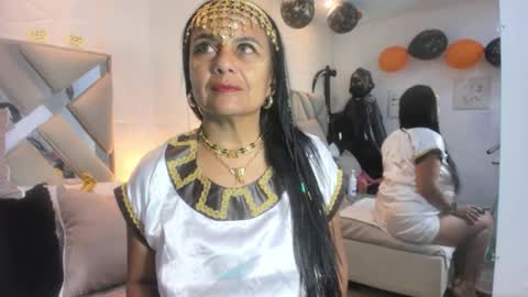 Snapshot of raquel_moore chatting on 10.31.25 Raquel Moore online show from 10.31.25