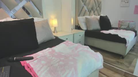 Raquel Moore  online show from 01.12.26