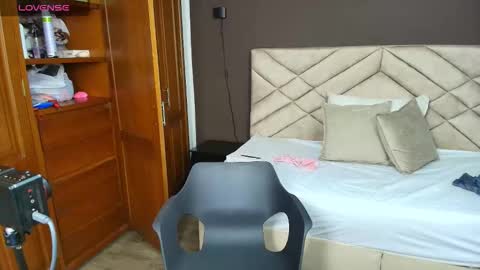 Snapshot of raqueljones_ chatting on 10.14.25 Raquel online show from 10.14.25