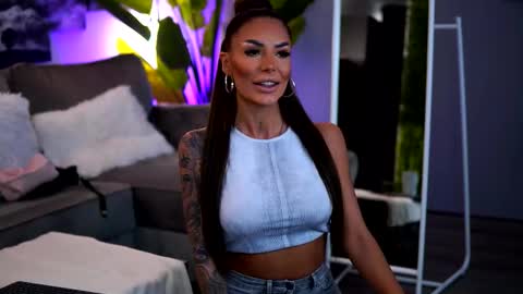 Raquelle online show from 10.03.25