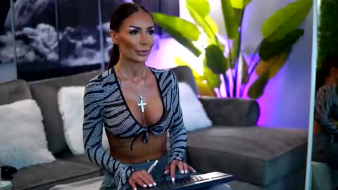 Raquelle online show from 10.08.25