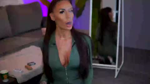 Raquelle online show from 12.22.25