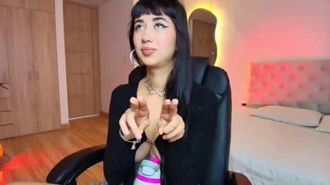 Snapshot of raven__riot chatting on 10.28.25 Raven online show from 10.28.25