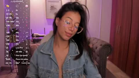 Snapshot of raven_stonee chatting on 10.07.25 Raven online show from 10.07.25