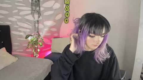 Snapshot of ravencollen chatting on 10.19.25 ravencollen online show from 10.19.25