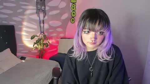 Snapshot of ravencollen chatting on 10.20.25 ravencollen online show from 10.20.25