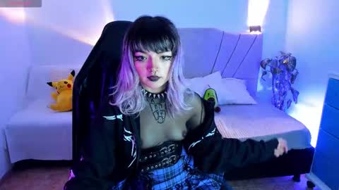 Snapshot of ravencollen chatting on 11.05.25 ravencollen online show from 11.05.25