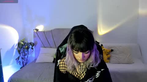 Snapshot of ravencollen chatting on 11.06.25 ravencollen online show from 11.06.25