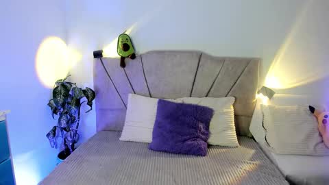 Snapshot of ravencollen chatting on 11.11.25 ravencollen online show from 11.11.25