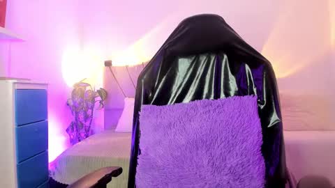 Snapshot of ravencollen chatting on 11.17.25 ravencollen online show from 11.17.25