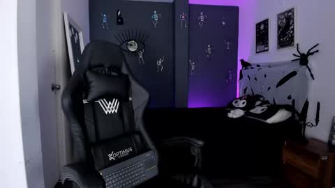 Snapshot of ravenwitch_ chatting on 10.10.25 Raven Witch online show from 10.10.25